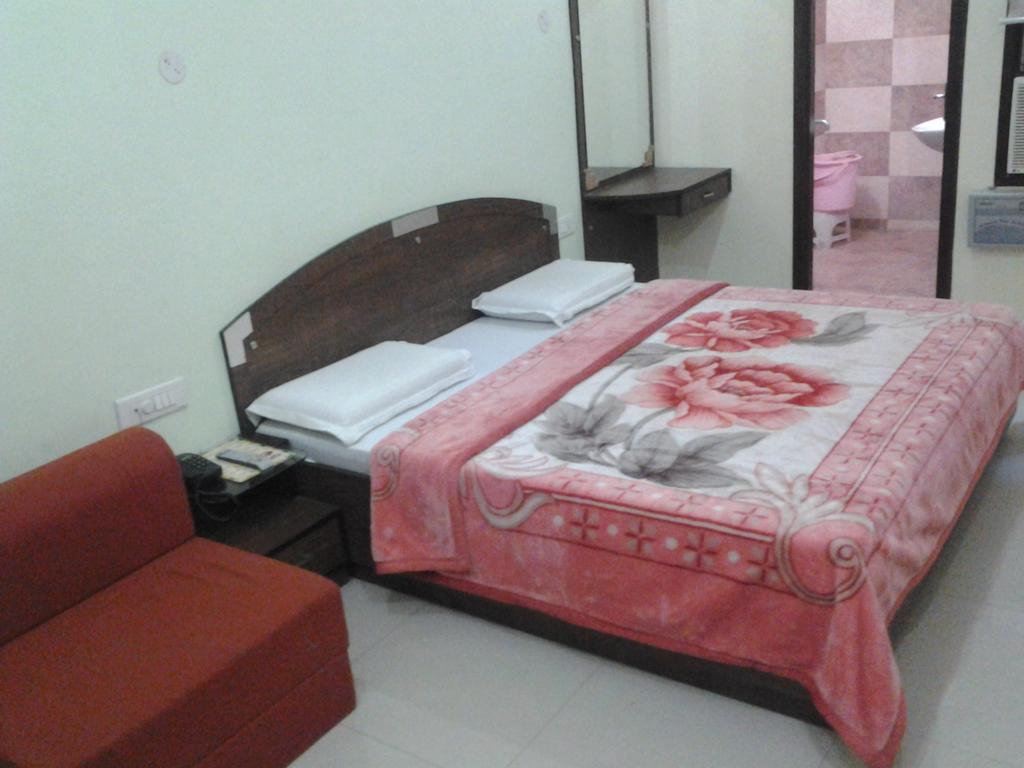 Hotel Holiday Comfort Amritsar Zewnętrze zdjęcie